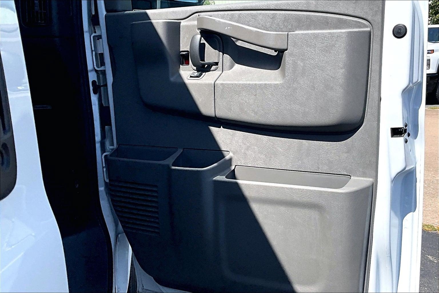 2025 Chevrolet Express Passenger 1LT