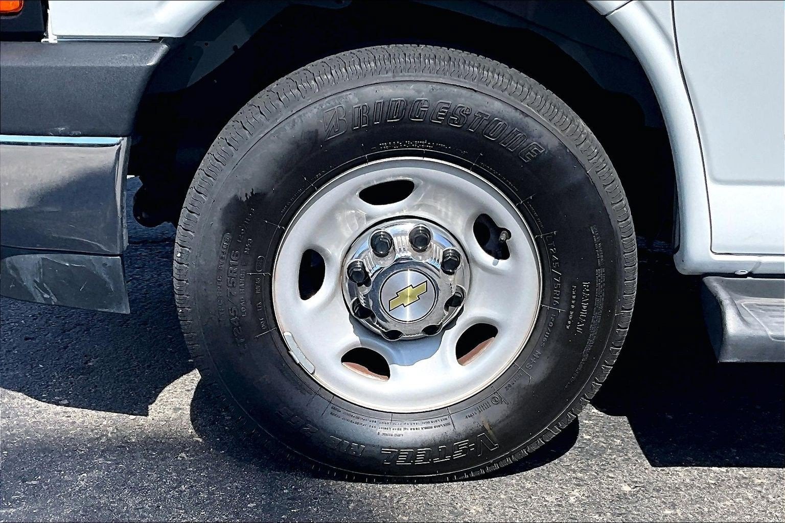 2025 Chevrolet Express Passenger 1LT